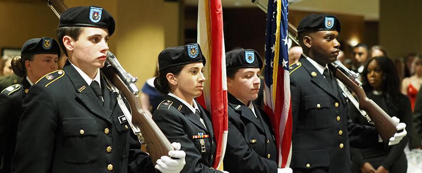 军队参加后备役军官训练军团 Color Guard presents colors at Military Ball