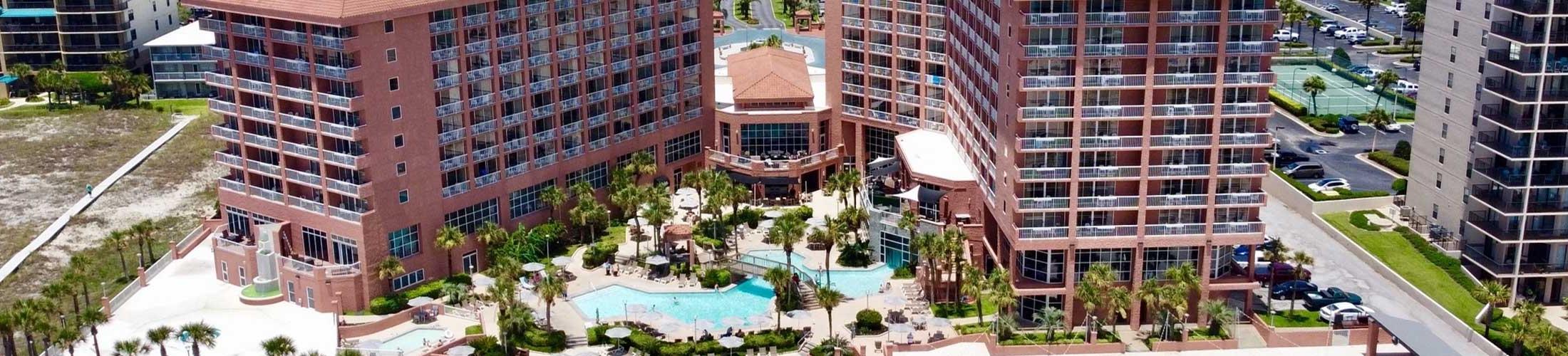 酒店和海滩上的游泳池.