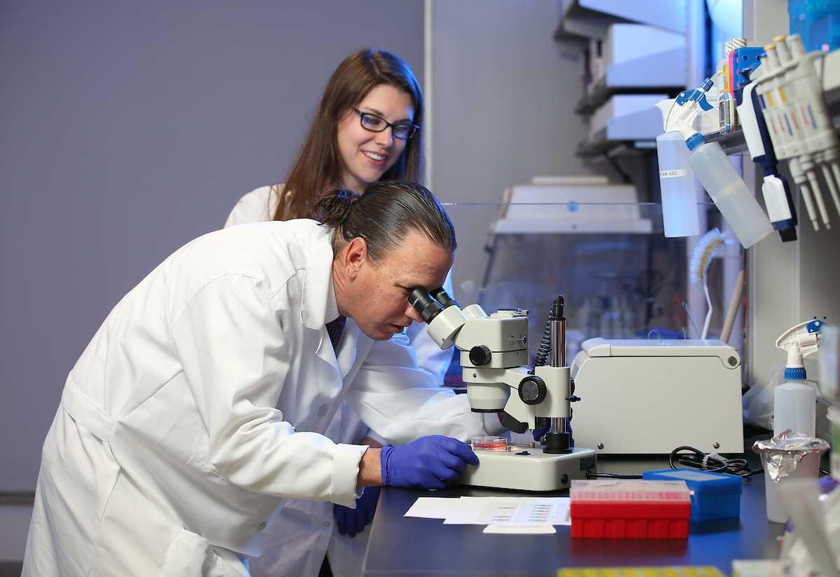 Photo of Dr. Macaluso和BMS学生在实验室里