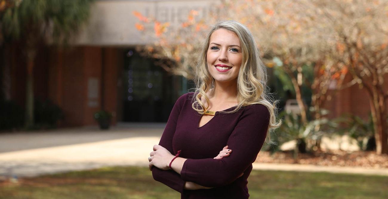 Anna Dudley has the unique distinction of being the third generation of her family to graduate from South with an accounting degree from the Mitchell College of Business. “这对我来说感觉很合适，”她说到美国大学的入学. 