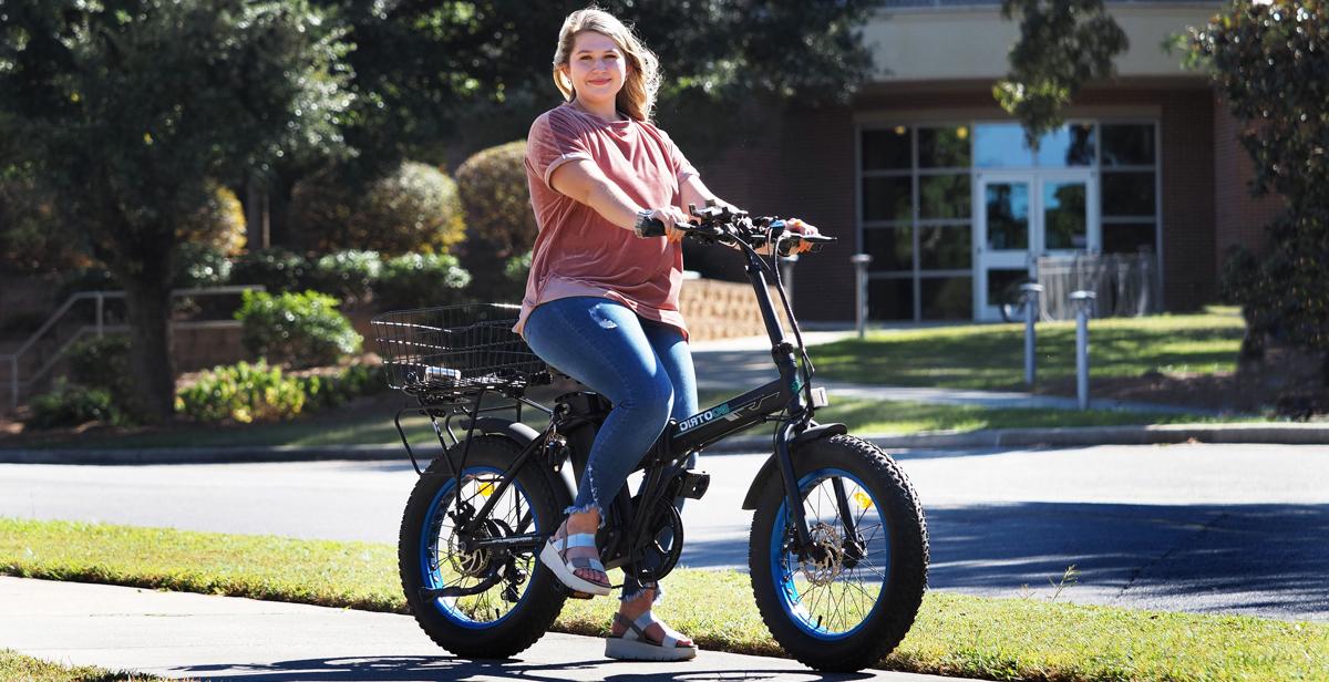 At the University of 南 阿拉巴马州, 她在哪里读大一, 克劳迪娅·奥尔迪(Claudia Allday)正在学习护理，她骑着电动自行车在校园里穿梭.