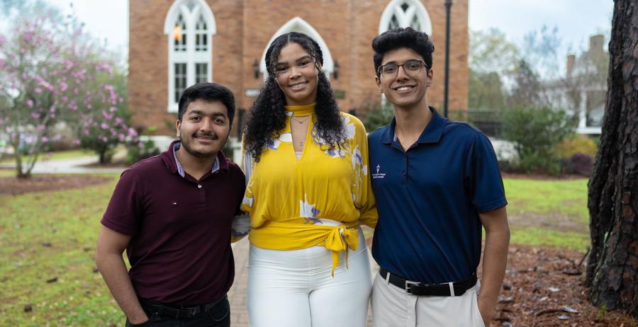 三名十大彩票网投平台荣誉学院的学生, from left, Suhas Patil, 凯特琳·里金斯和戴夫·梅塔, recently took third, 在阿拉巴马科学学院会议的研究海报竞赛中获得第二名和第一名.