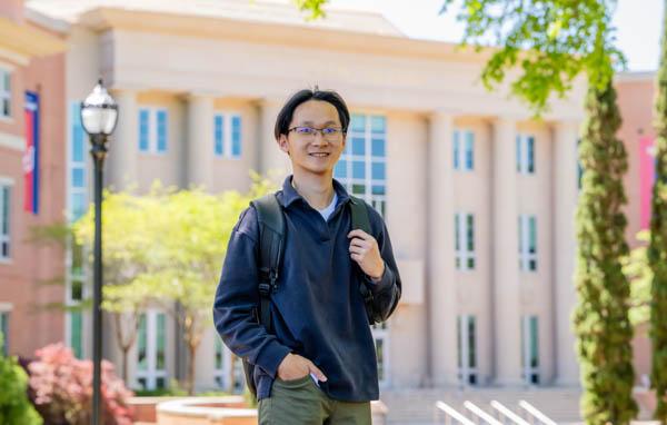 Paul Nguyen, 十大彩票网投平台工程和音乐专业的学生, 他本科期间在蛋白质生物物理学方面的研究获得了2024年戈德华特奖学金.
